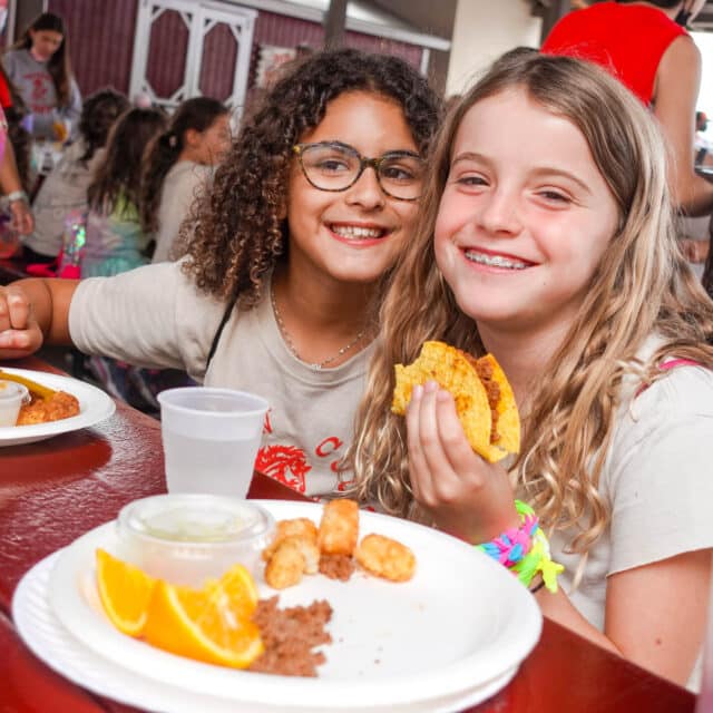 Campers eating lunch together.